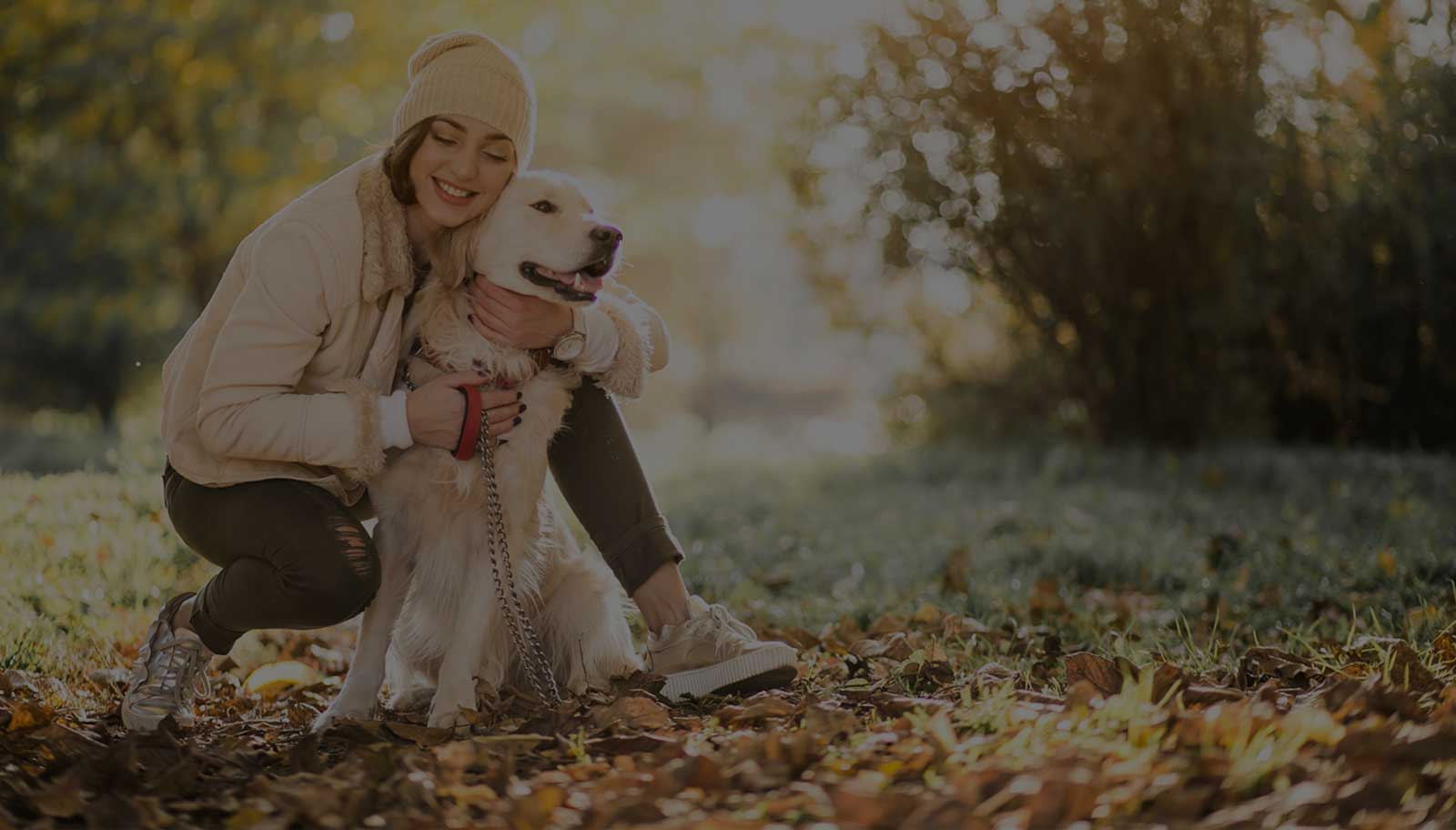 Frau mit Hund - Tierphysiotherapie Meyer