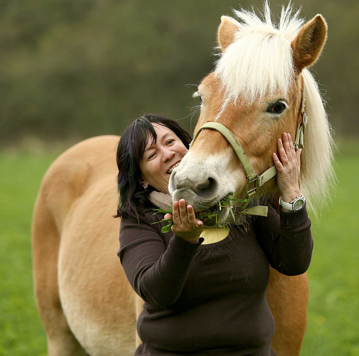 Tierphysiotherapeutin Peggy Meyer mit Pferd